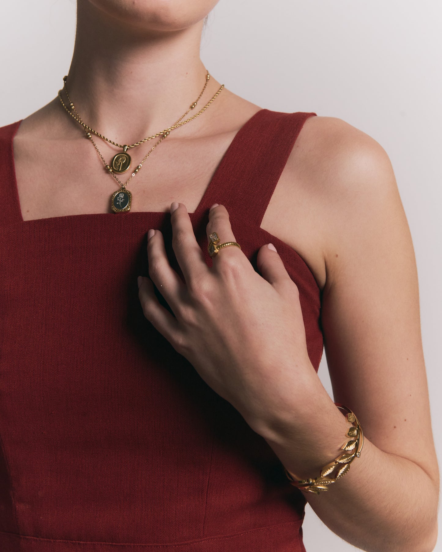 Anillo Dorado Ajustable Brillante de Acero de Titanio | Elegancia Minimalista