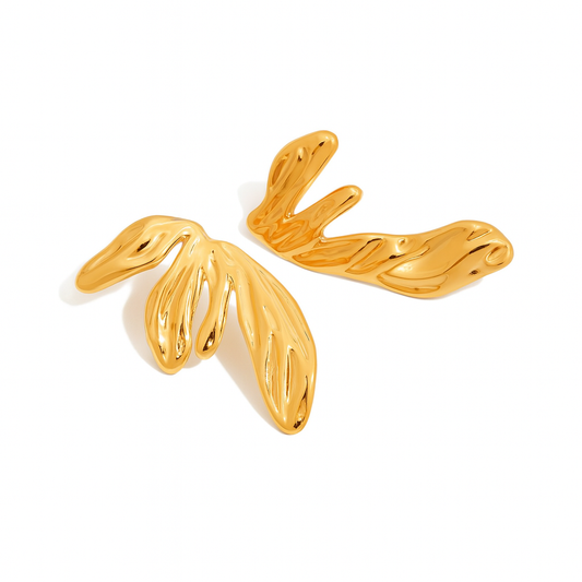 Aretes Cala Dorados – Hojas Irregulares con Textura Martillada