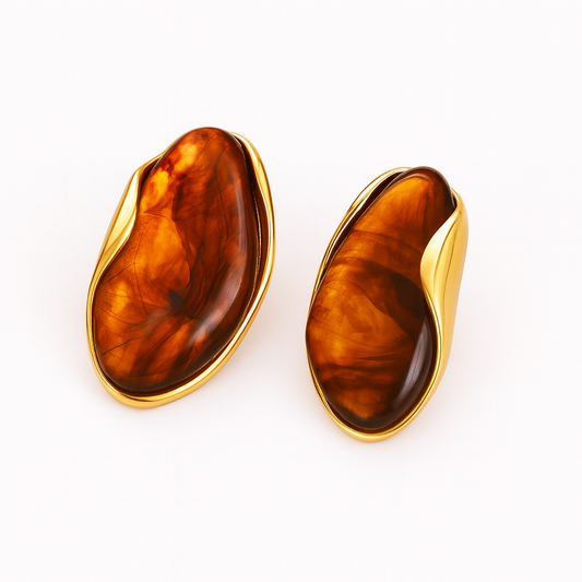 Aretes Trópico Dorados – Diseño Escultórico con Resina Traslúcida
