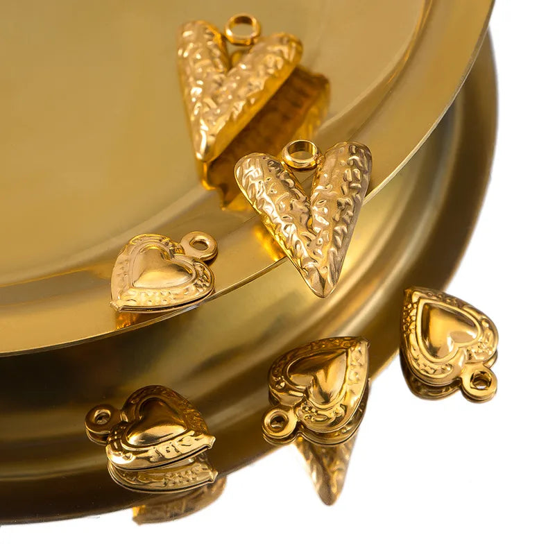 Charm Corazón Alargado Clásico – Diseño Atemporal en Acero de Titanio con Acabado Dorado Brillante