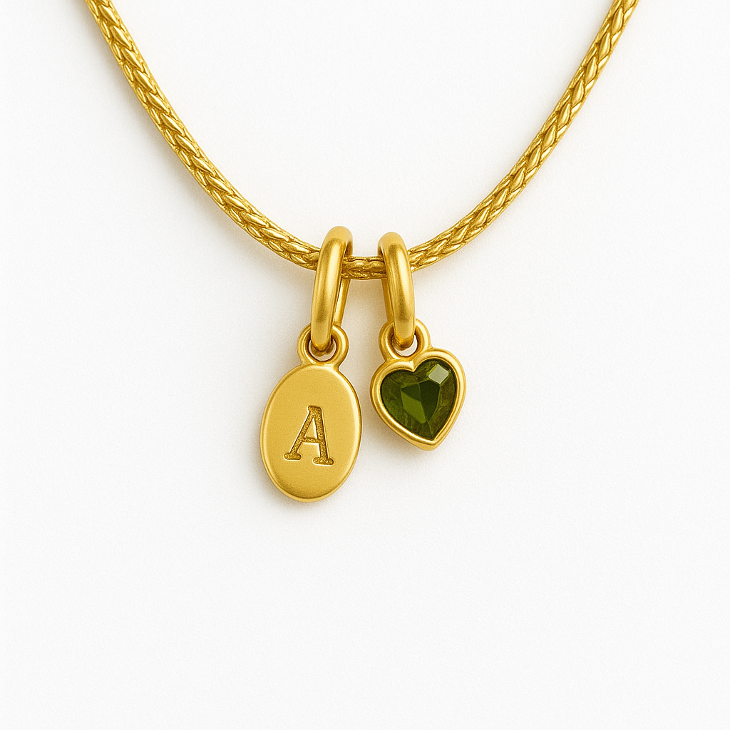 Collar Carolina – Diseño Artesanal en Titanio Dorado con Dije en Forma de Corazón y Placa Ovalada Grabada a mano