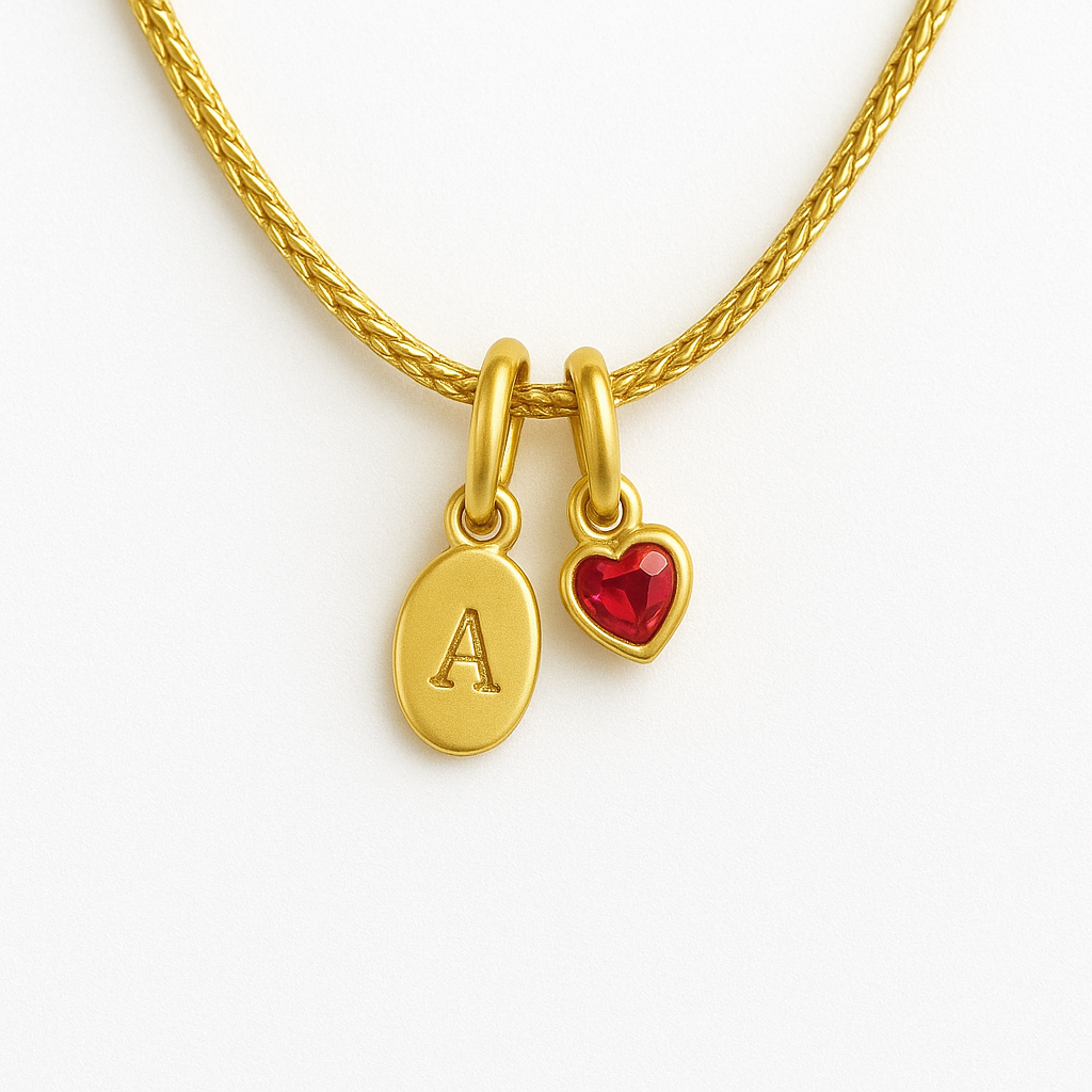 Collar Carolina – Diseño Artesanal en Titanio Dorado con Dije en Forma de Corazón y Placa Ovalada Grabada a mano