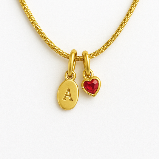 Collar Carolina – Diseño Artesanal en Titanio Dorado con Dije en Forma de Corazón y Placa Ovalada Grabada a mano