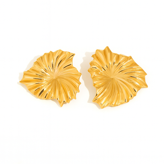 Aretes Cala Bona Dorados – Diseño de Hojas Plisadas con Brillo Escultural