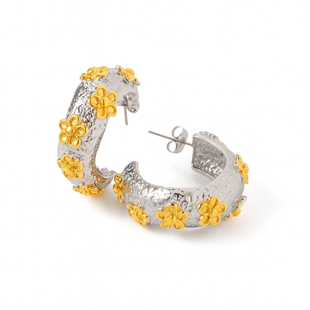 Aretes Gardenia – Aro Semiabierto con Acabado Martillado y Flores en Relieve