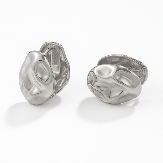 Aretes María Dorados – Pequeños con Diseño Irregular y Efecto Martillado
