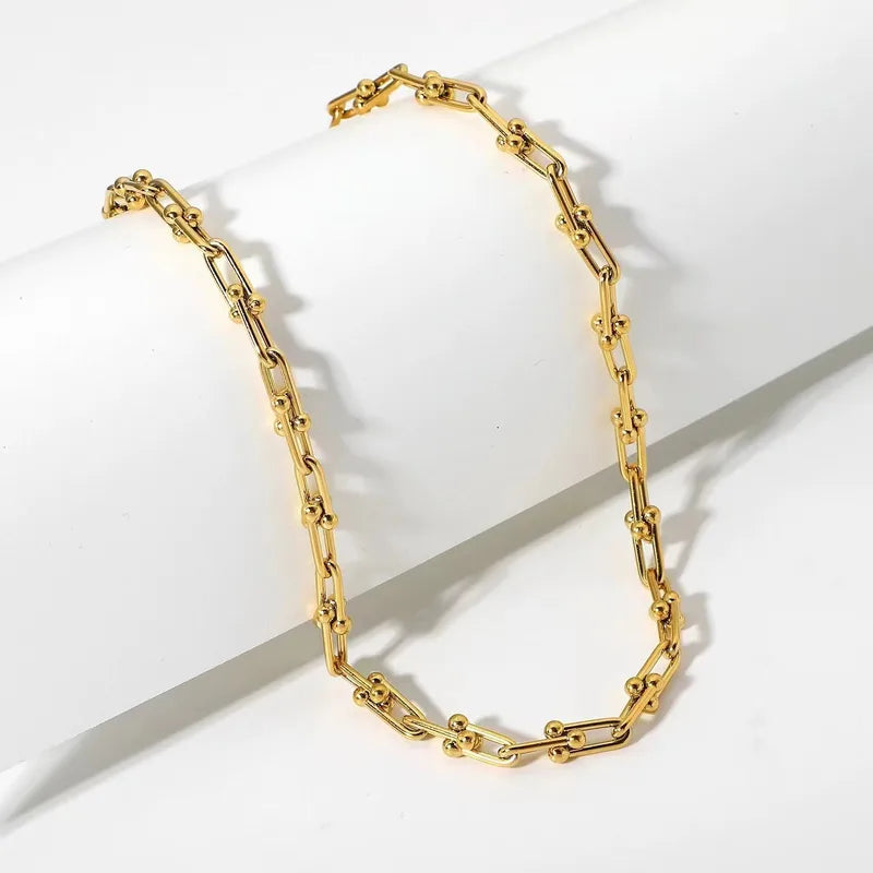 Collar Toledo de Acero de Titanio – Eslabones Alargados Dorados, Elegante y Versátil