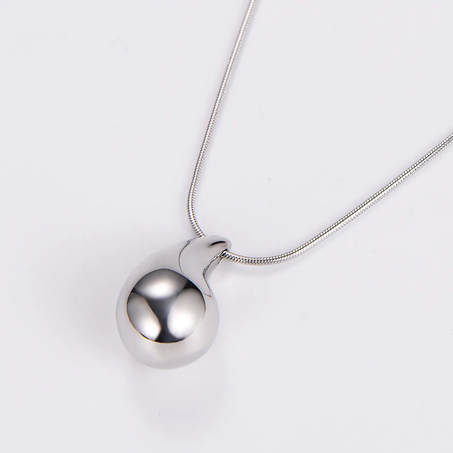 Collar Drop de Acero de Titanio – Plateado con Colgante en Forma de Gota