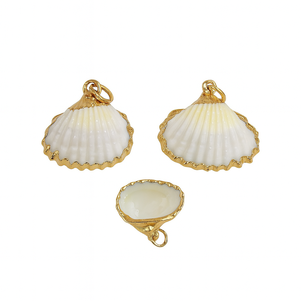 Charm Concha Natural – Detalle Marino en Acero de Titanio con Acabado Dorado Brillante