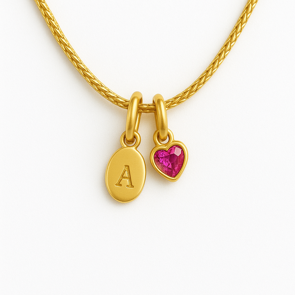 Collar Carolina – Diseño Artesanal en Titanio Dorado con Dije en Forma de Corazón y Placa Ovalada Grabada a mano