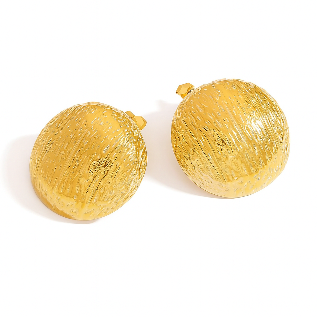 Aretes Alicanto Dorados – Diseño en Cúpula Texturizada con Efecto Martillado