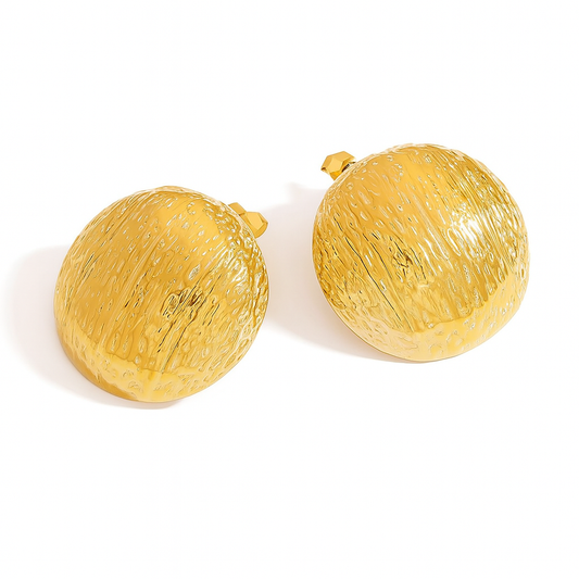 Aretes Alicanto Dorados – Diseño en Cúpula Texturizada con Efecto Martillado