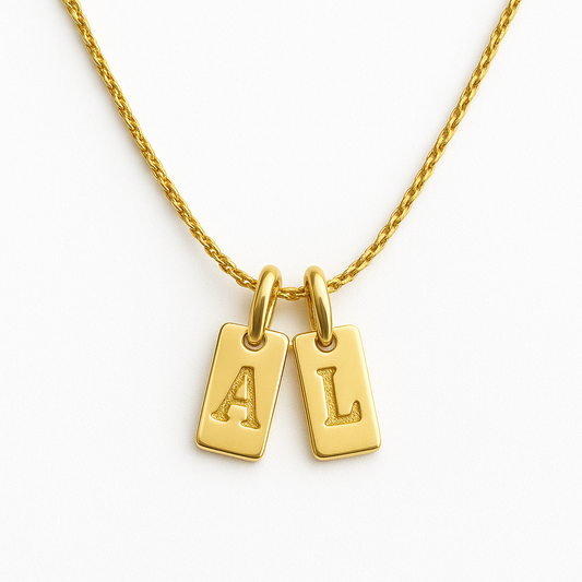 Collar Renata - Diseño Artesanal en Titanio Dorado con 2 Placas Grabadas a Mano