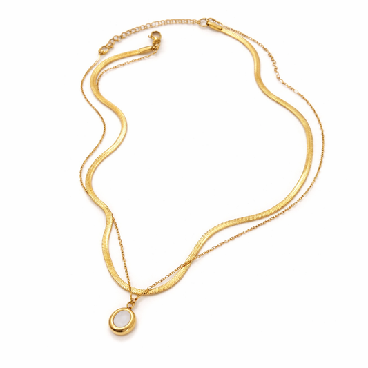 Collar Amara de Doble Cadena Dorada con Dije Nacarado