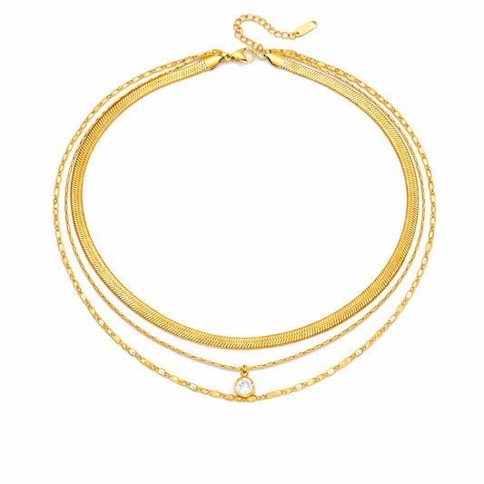 Collar Amaranto de Triple Capa Dorado con Dije Brillante