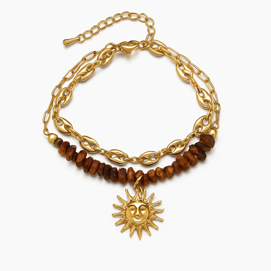 Brazalete Boho – Estilo Artesanal con Cuentas en Tono Madera y Dije de Sol Dorado