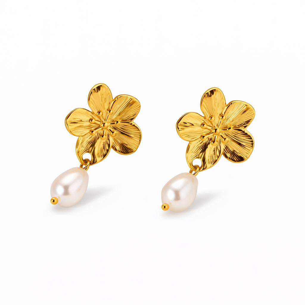 Aretes Flori – Diseño Floral Dorado con Perla Colgante en Acero de Titanio Con Cierre de Mariposa