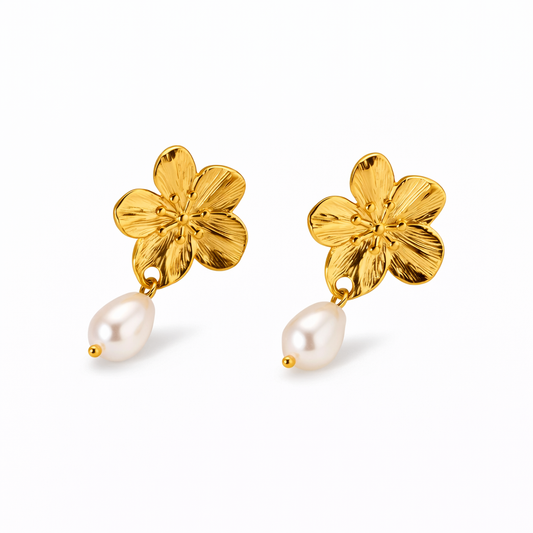 Aretes Flori – Diseño Floral Dorado con Perla Colgante en Acero de Titanio Con Cierre de Mariposa