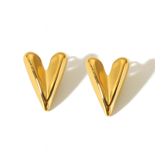 Aretes Merce – Corazón Estilizado en Dorado Espejo con Diseño Minimalista y Moderno