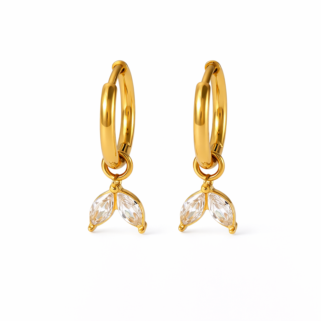 Aretes Hojas Mini Huggie – Aretes Dorados con Cristales en Forma de Hojas en Acero de Titanio