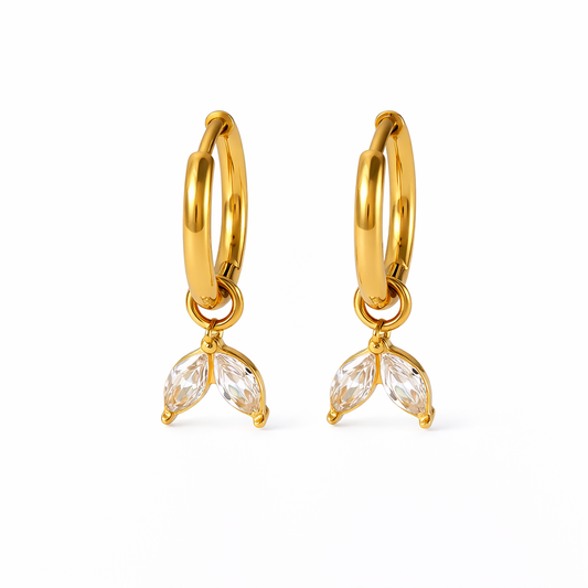 Aretes Hojas Mini Huggie – Aretes Dorados con Cristales en Forma de Hojas en Acero de Titanio