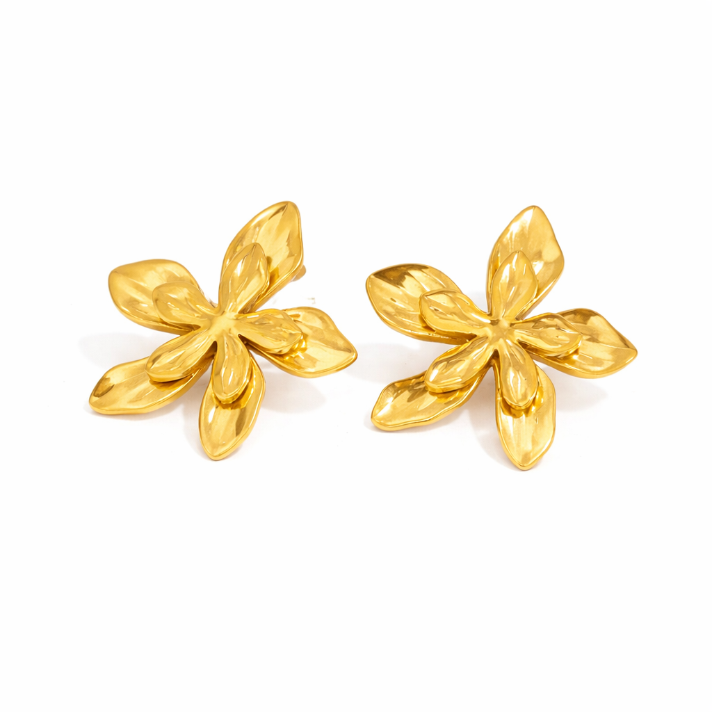 Aretes Florales – Studs Dorados con Diseño Floral de Seis Pétalos en Acero de TitanioAretes Florales – Studs Dorados con Diseño Floral de Seis Pétalos en Acero de Titanio