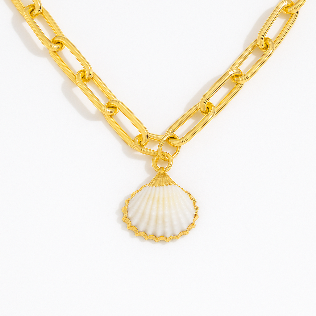 Charm Concha Natural – Detalle Marino en Acero de Titanio con Acabado Dorado Brillante