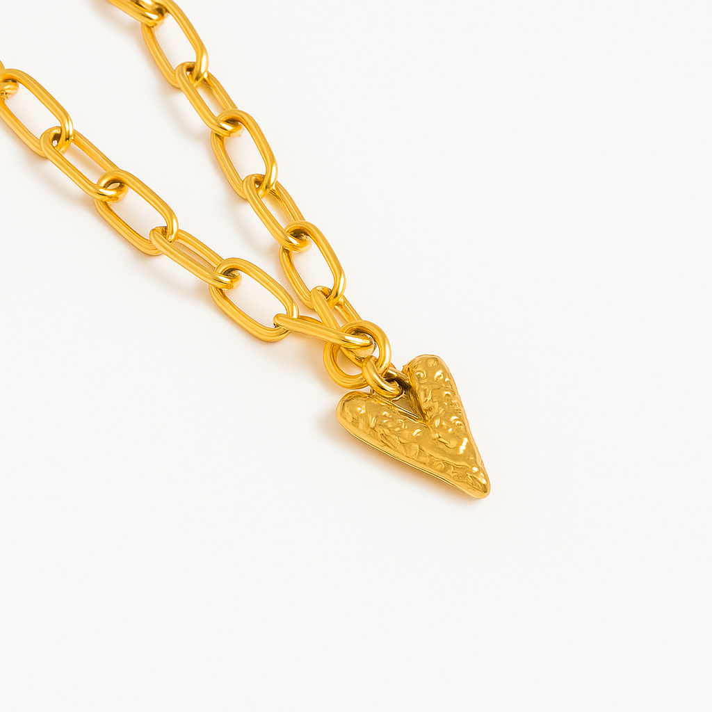 Charm Corazón Alargado Clásico – Diseño Atemporal en Acero de Titanio con Acabado Dorado Brillante