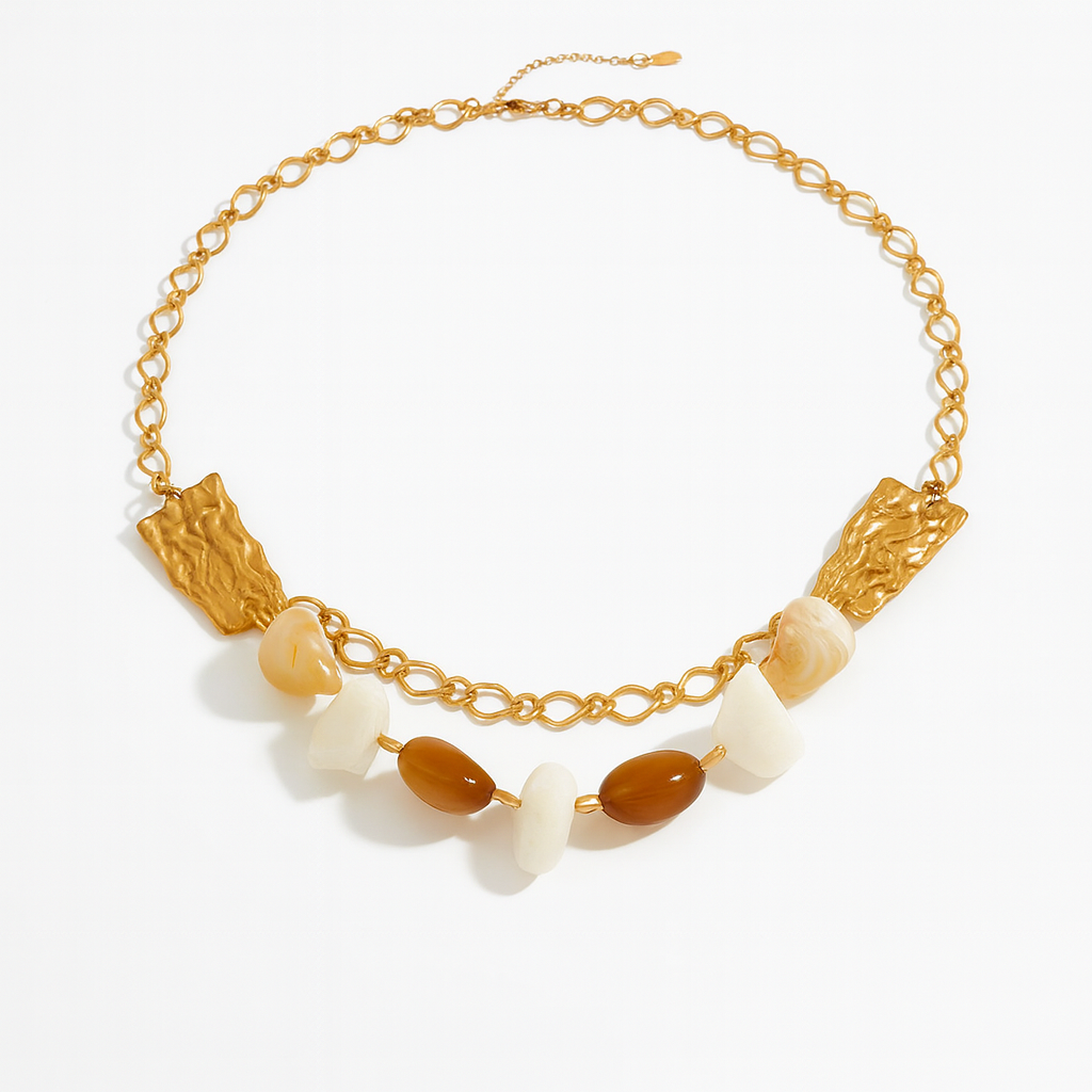 Collar Bianca – Diseño Artesanal en Titanio Dorado con Piezas Orgánicas en Tonos Marfil y Miel