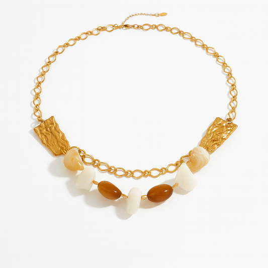 Collar Bianca – Diseño Artesanal en Titanio Dorado con Piezas Orgánicas en Tonos Marfil y Miel