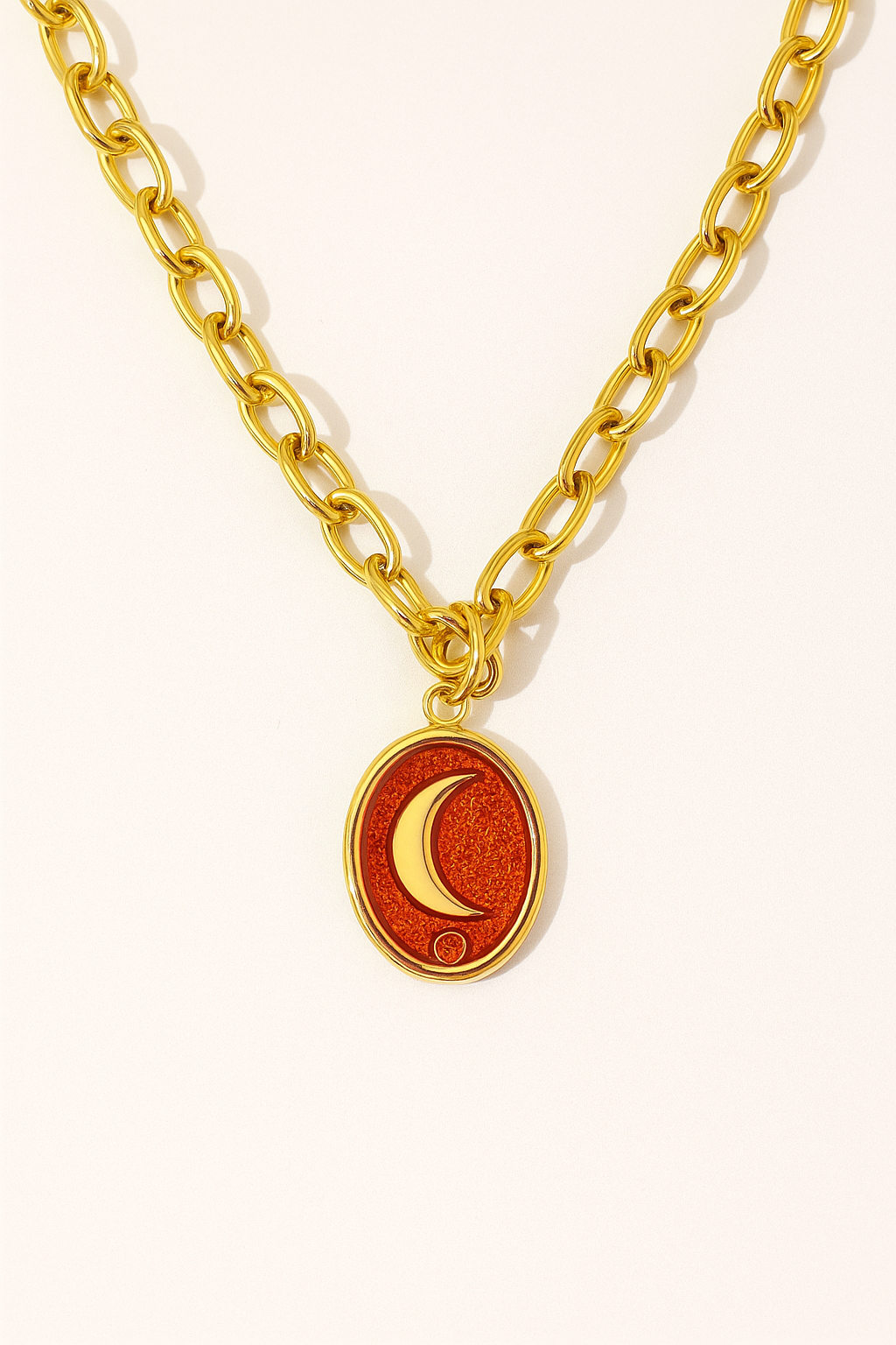 Charm Luna Anaranjada – Energía Lunar en Acero de Titanio con Detalle Cálido