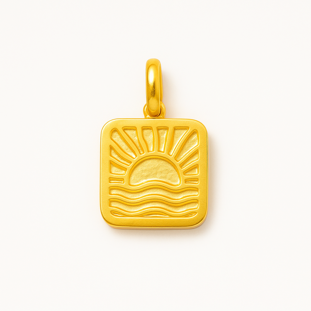 Charm Sol Naciente Dorado – Diseño Cuadrado en Titanio con Relieve de Sol y Mar