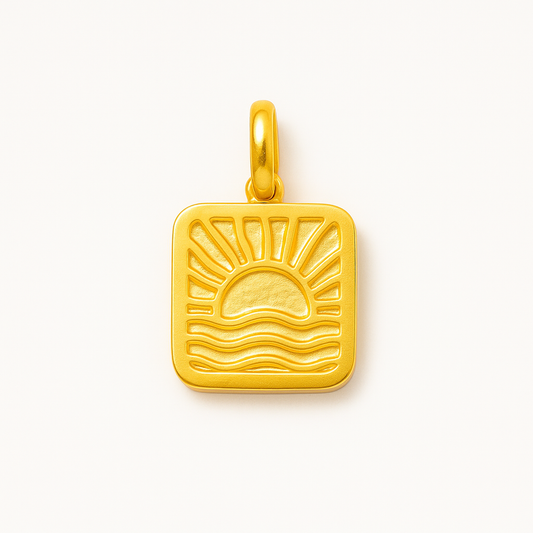 Charm Sol Naciente Dorado – Diseño Cuadrado en Titanio con Relieve de Sol y Mar