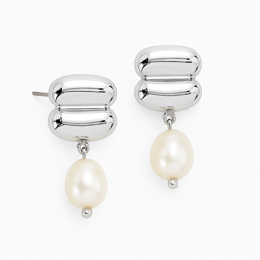 Aretes Sahar – Diseño Orgánico Plateado con Perla Colgante Elegante