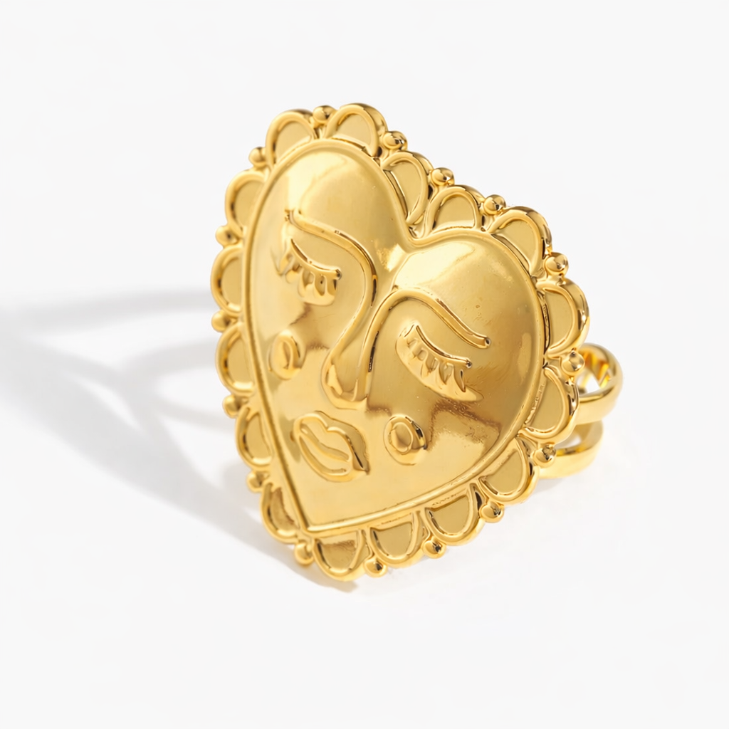 Anillo Carmelia Corazón Dorado con Rostro en Relieve en Acero de Titanio