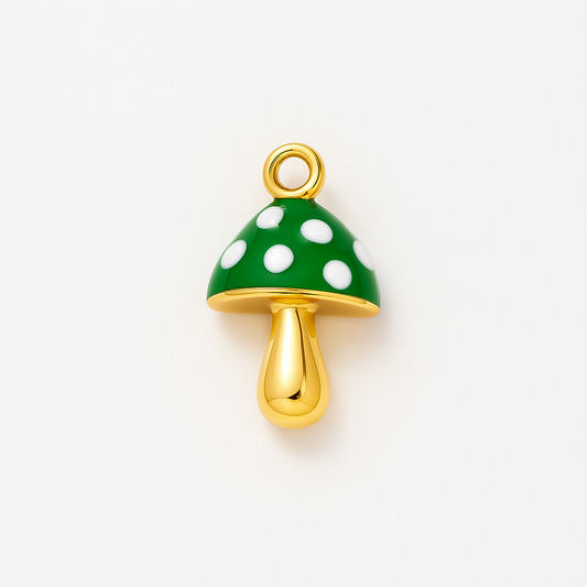 Charm Hongo Verde – Diseño Contemporáneo en Titanio Dorado con Esmalte Verde y Blanco