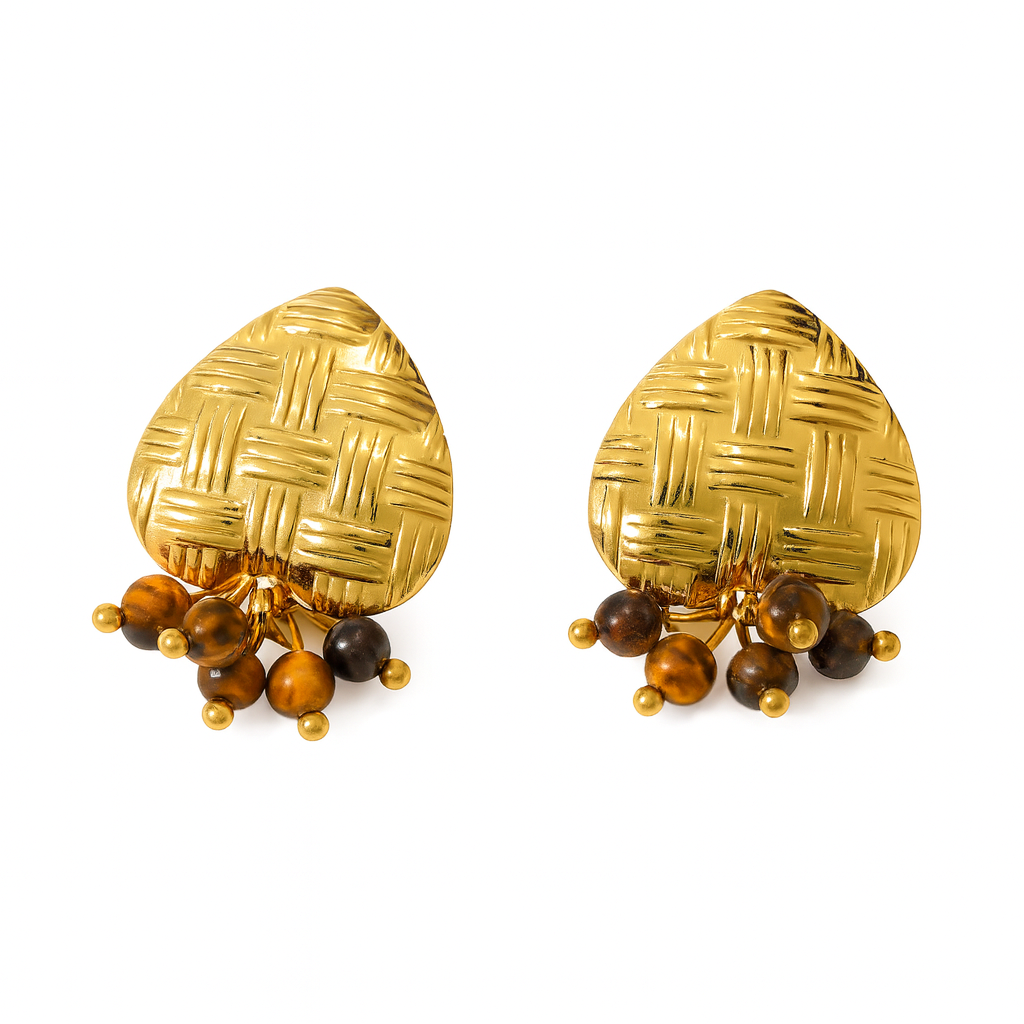 Aretes Roma – Diseño Artesanal en Titanio Dorado con Textura Entramada y Piedras Naturales en Tonos Marrones y Ámbar