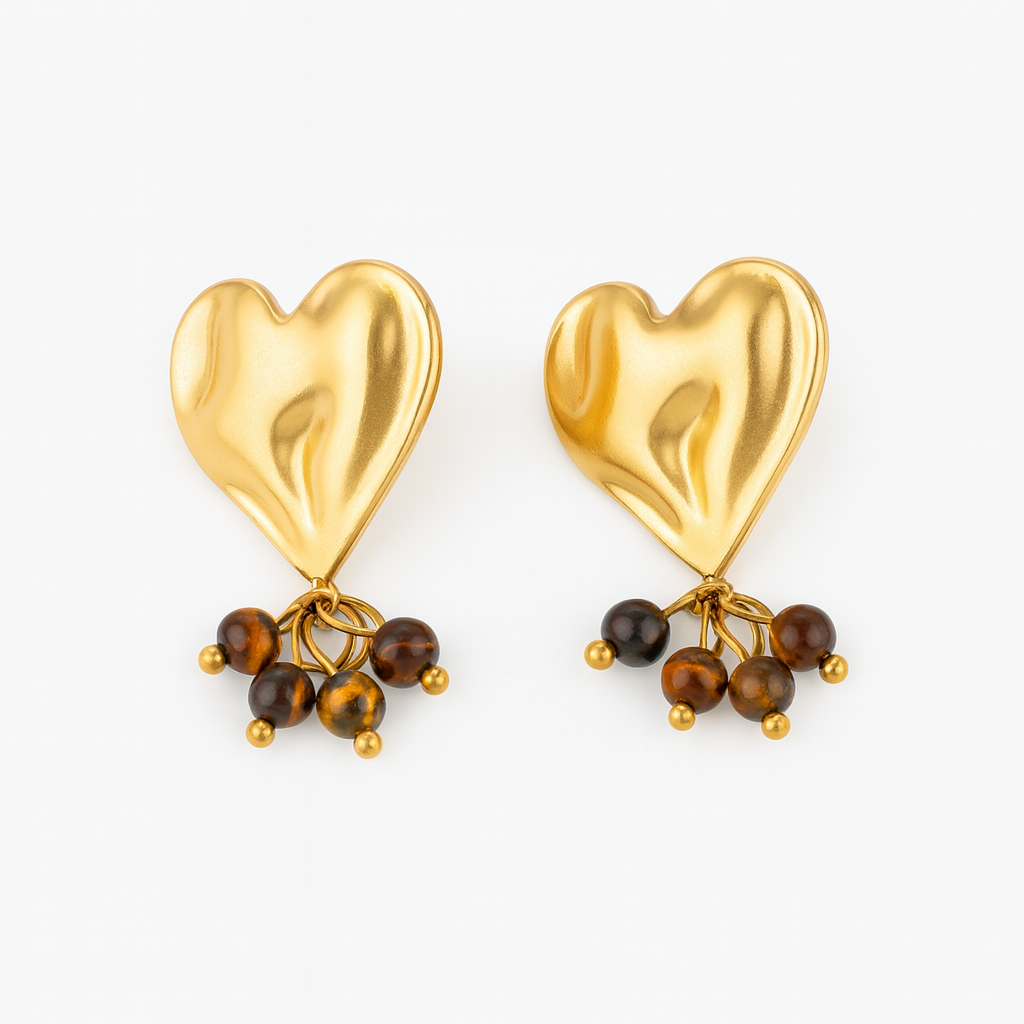 Aretes Mirna – Diseño Escultórico en Titanio Dorado con Corazón Asimétrico y Piedras Naturales en Tonos Marrones y Ámbar