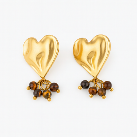 Aretes Mirna – Diseño Escultórico en Titanio Dorado con Corazón Asimétrico y Piedras Naturales en Tonos Marrones y Ámbar