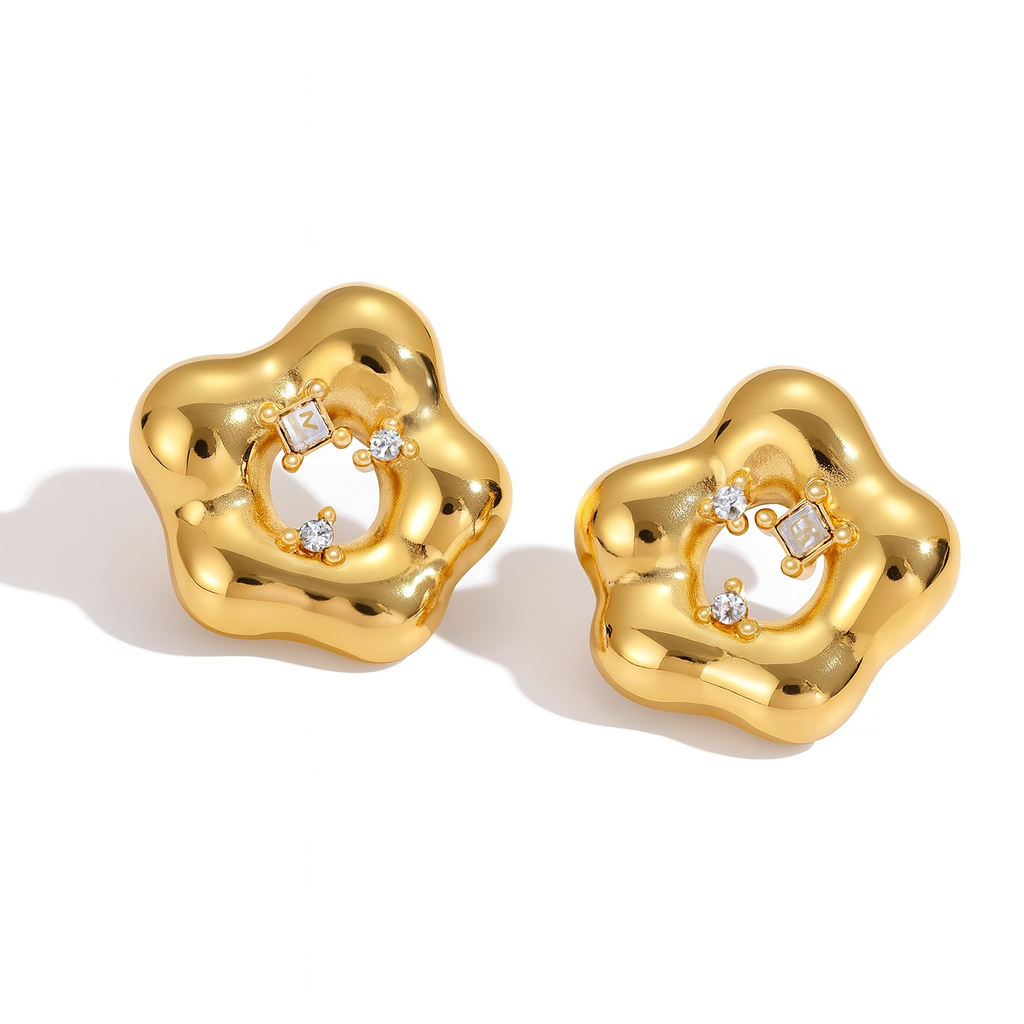Aretes Margarita – Diseño Floral en Titanio Dorado con Circonitas y Acabado Brillante