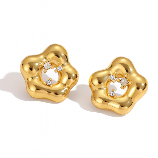 Aretes Margarita – Diseño Floral en Titanio Dorado con Circonitas y Acabado Brillante