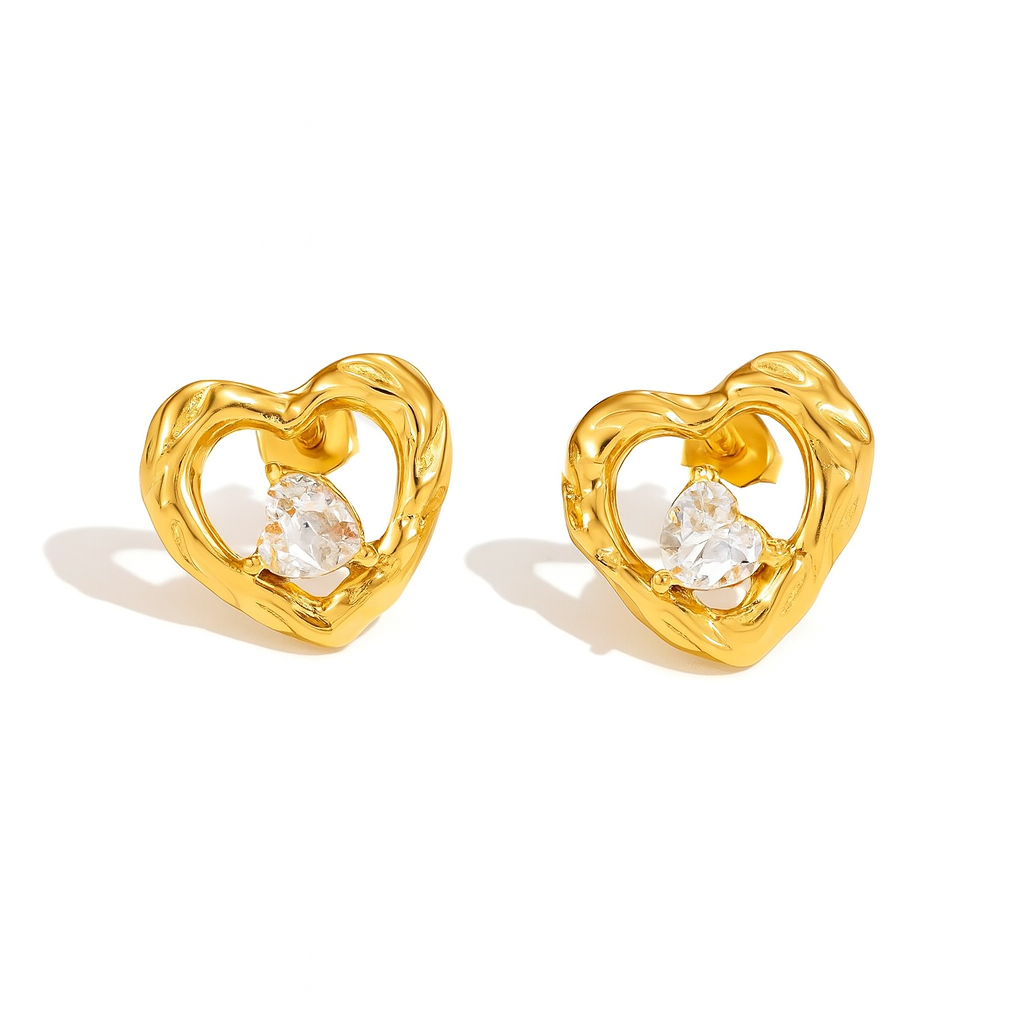 Aretes Lisbon – Diseño Romántico en Titanio Dorado con Corazón Abierto y Piedra Central Brillante