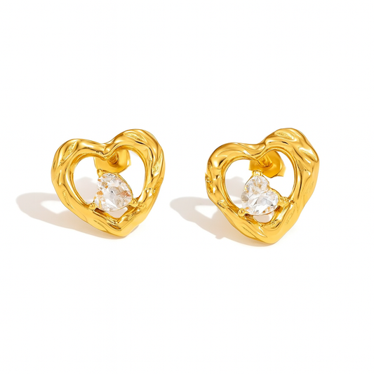 Aretes Lisbon – Diseño Romántico en Titanio Dorado con Corazón Abierto y Piedra Central Brillante