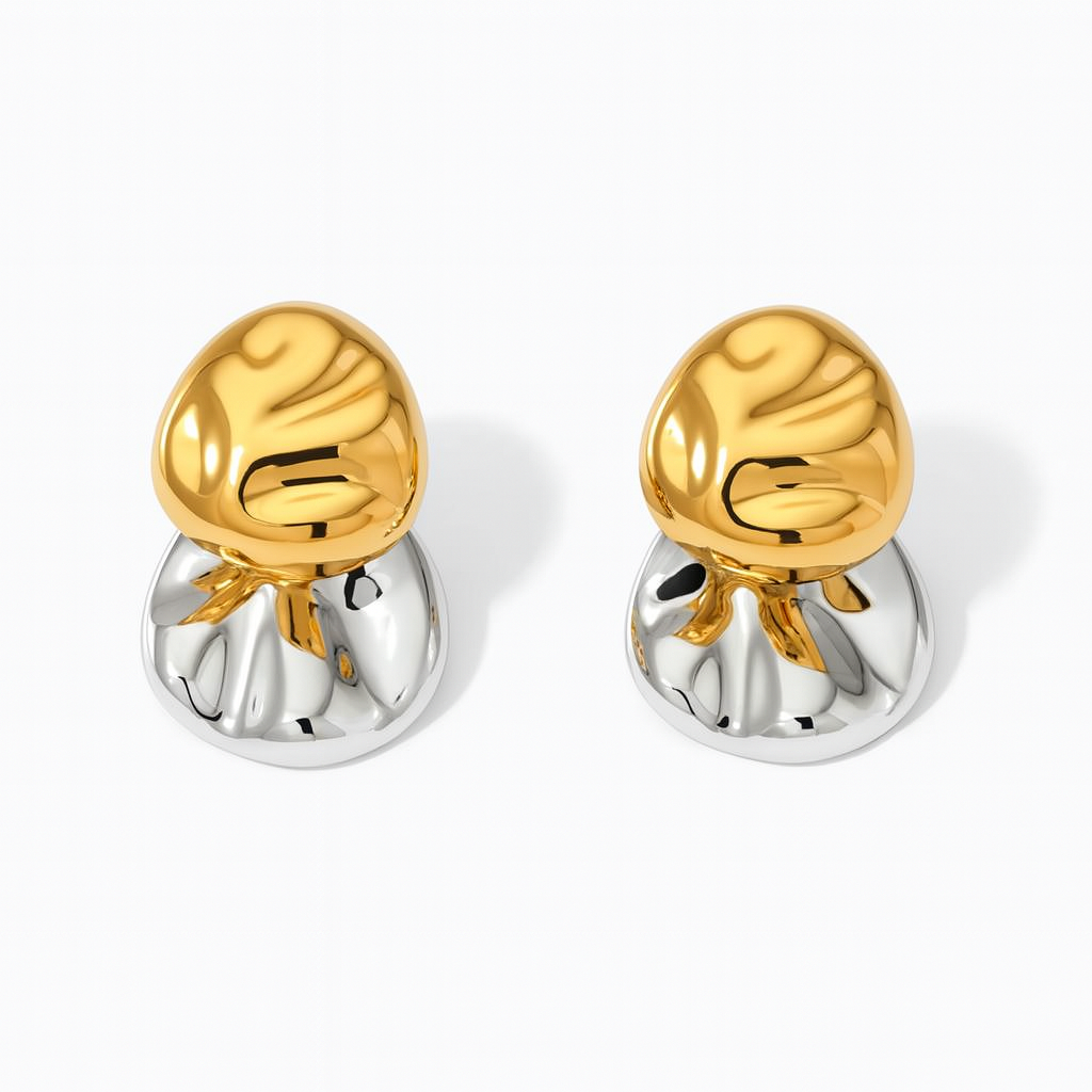 Aretes Carmelia Pequeños – Diseño Escultórico en Titanio Bicolor con Frente Dorado y Cierre Plateado