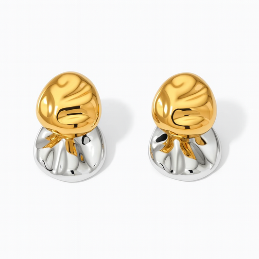 Aretes Carmelia Pequeños – Diseño Escultórico en Titanio Bicolor con Frente Dorado y Cierre Plateado