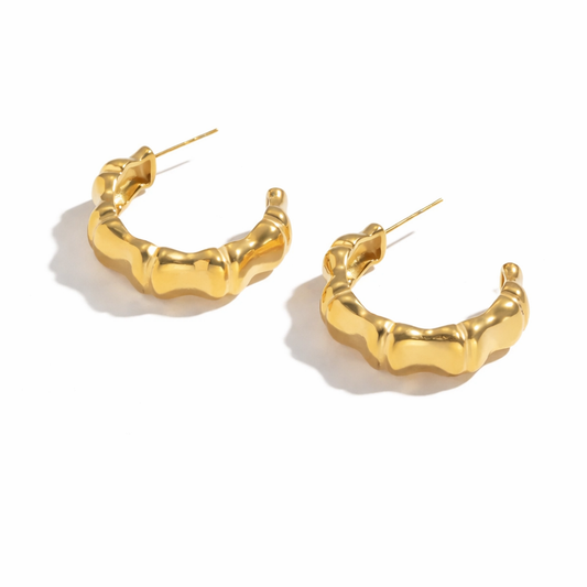 Aretes Cahuita Dorados Tipo Hoops Orgánicos con Textura Ondulada