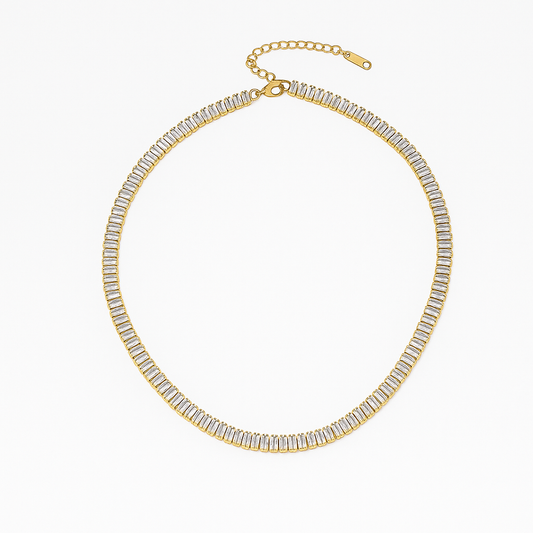 Collar Isabella – Diseño Tipo Tennis en Titanio Dorado con Circonitas Talla Baguette