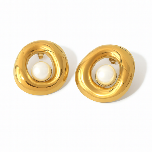 Aretes Bambalina – Diseño Escultórico Dorado en Titanio con Perla Central y Acabado Brillante