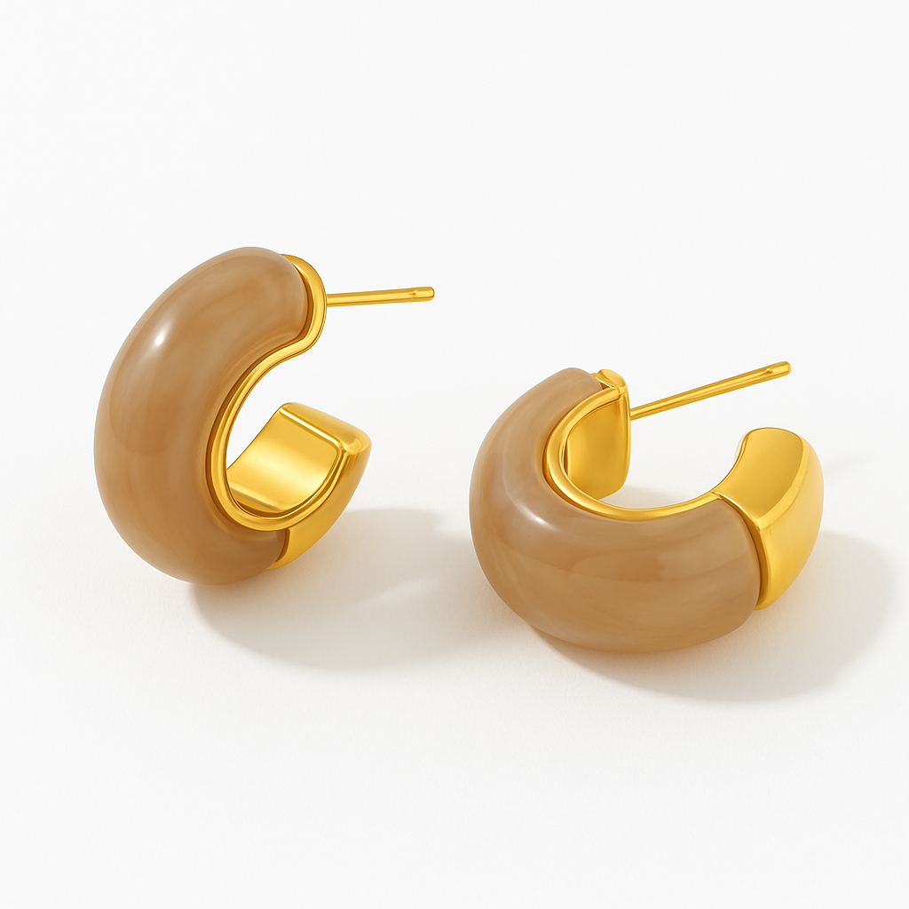 Aretes Gilberta – Mini Argollas Chunky en Resina Caramelo y Dorado Brillante