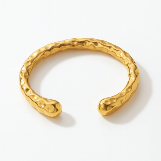 Brazalete Olimpo Dorado Martillado – Acero de Titanio, Diseño Minimalista y Atemporal